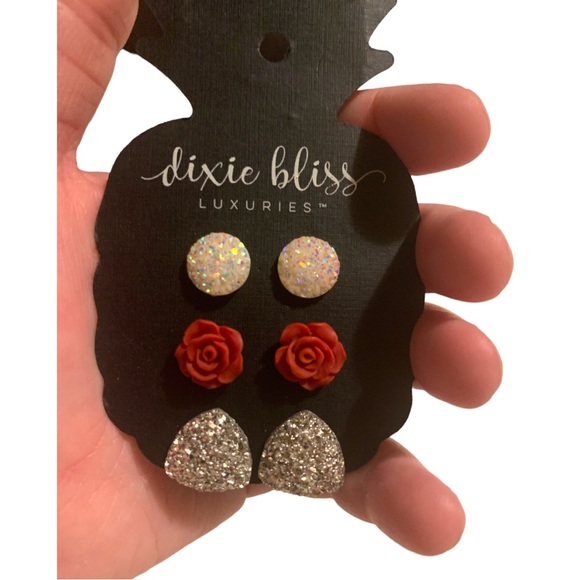 Dixie Bliss Earrings Silver White Sparkly Roses New - Picture 3 of 5